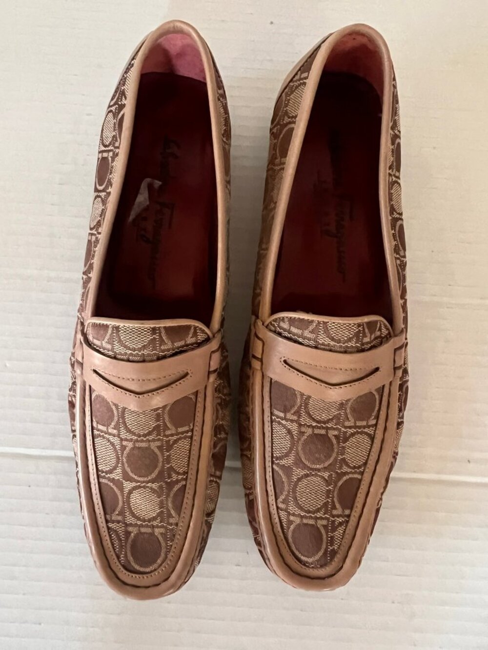SALVATORE FERRAGAMO GANCINI PRINT CANVAS LOAFERS FLATS SZ 8.5